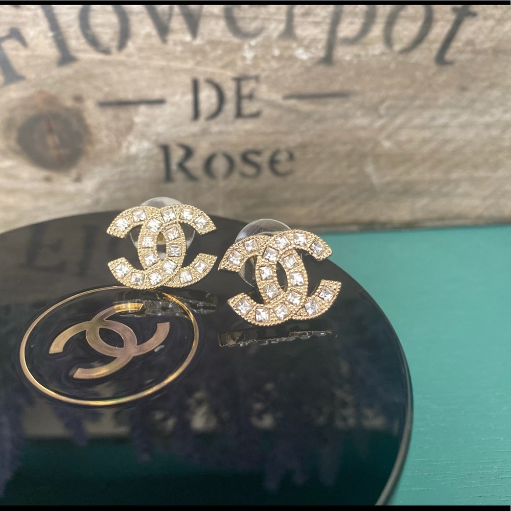 ⭐️ 24 hour SALE⭐️ PRICE FIRM⭐️ Great Deal! 
🌸🌸Chanel Earrings - Gold tone🌸